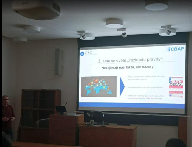 CSC_CZ's tweet image. Včera náš zakladatel na FF UK, @kolomaznik2  v rámci cyklu Na frontách informační války: téma &quot;Alternativní&quot; zpravodajské platformy a šíření dezinformací v ČR. Dĕkujeme doc. @MKoldinska za pozvání !
#dezinformace #misinformace