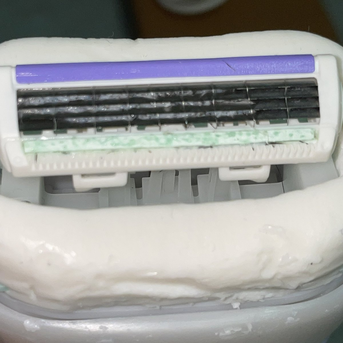 ขอรีวิวที่โกนขนตัวนี้จากคนใช้จริง เราไม่โอเคเท่าไหร่ขนมันจะติดอยู่ในใบมีดเปิดน้ำล้างก็ไม่ค่อยออกเอาออกยากชิบหาย ถ้าขนยาวๆไม่เวิกเลยวันนี้เอาไปโกนหนวดในพ่อที่ป่วยอยู่รพ.กว่าจะเสร็จ1ชม.กว่าเพราะปาดไปจิ๊ดเดียวขนหนวดเข้าไปติดในใบมีดโกนต่อไม่ได้ต้องไปเคาะในน้ำชิทชู้ดึงไม้จิ้มฟันแคะ