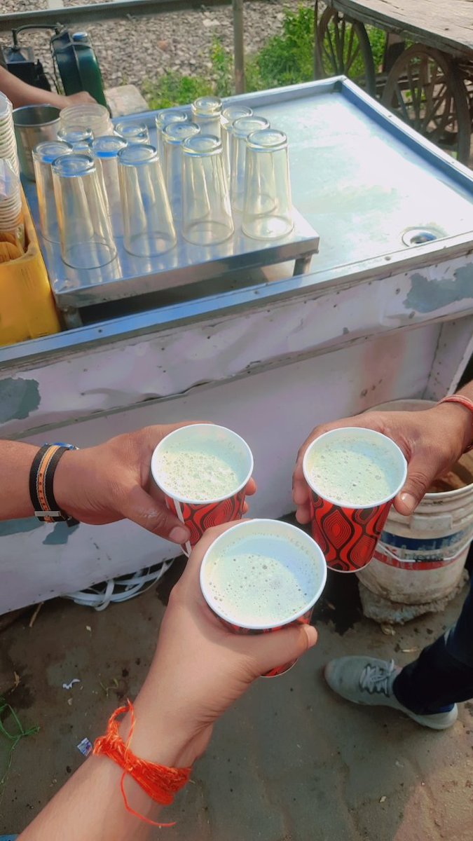 DrAsthaShukla0's tweet photo. Happy summer vibes ✨️ 😌 #ganney ka juice #frndzone #memories https://t.co/Qf1OnRNLTH