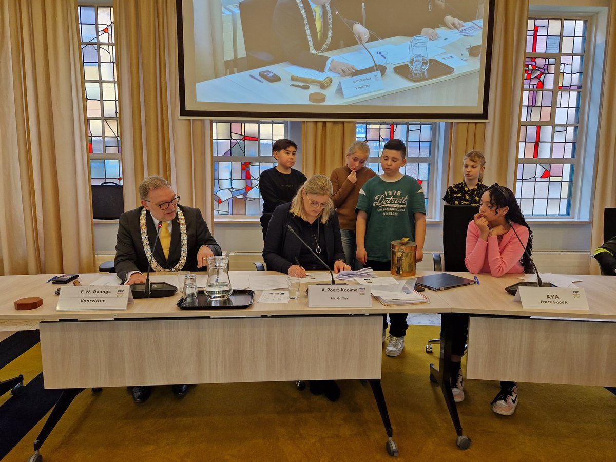 De stemmen worden op dit moment geteld, zometeen wordt bekend welk voorstel welke subsidie krijgt. #kindergemeenteraad