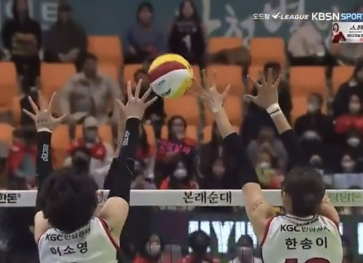 봐도봐도 신기한 이소영 블로킹 높이😳
190 186 미들블로커들이랑 높이 비슷한 176 아웃사이드히터란,,,