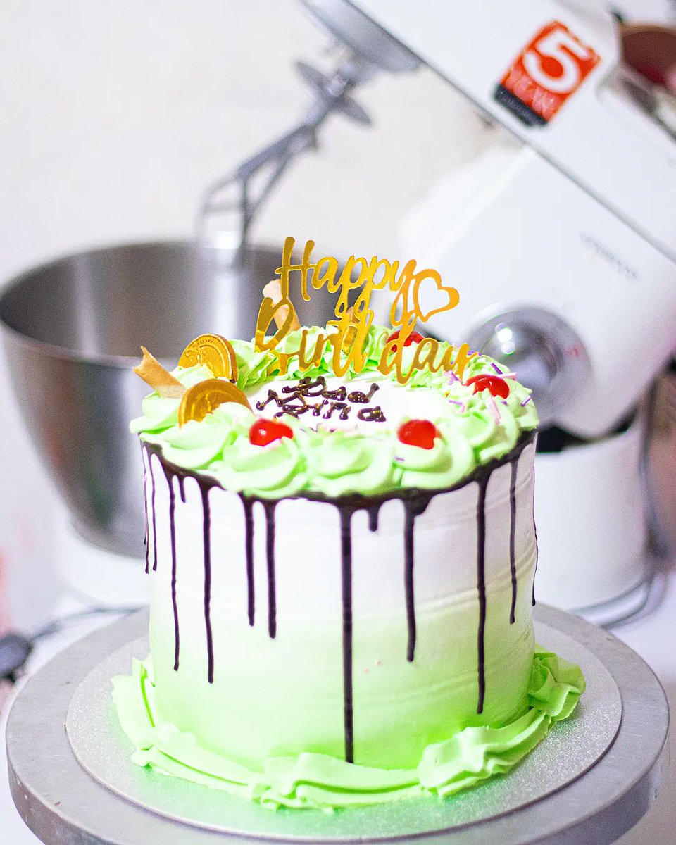 klassic_bites's tweet photo. Yummy Thursday #klassicbites😋
#linkup for all your yummy treats on 0555077589 .
#birthday #newpost #cake #pastrychef #cakedecorating #newpost #cakes #yellowcakes Irene #ghanacakes Landlord #roundcakes #hocakes #cakesinho #bakersinho Eeii https://t.co/Ivny6aVbHi