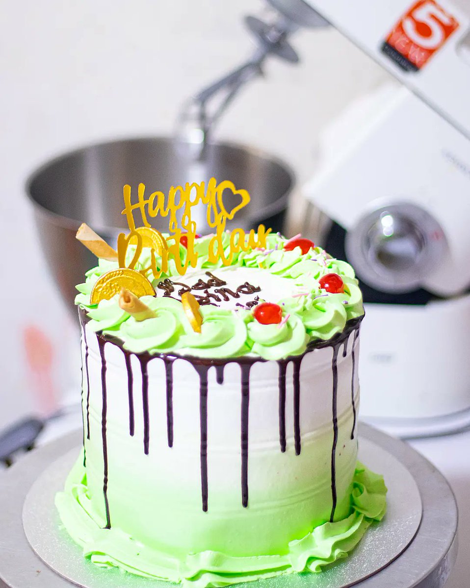 klassic_bites's tweet photo. Yummy Thursday #klassicbites😋
#linkup for all your yummy treats on 0555077589 .
#birthday #newpost #cake #pastrychef #cakedecorating #newpost #cakes #yellowcakes Irene #ghanacakes Landlord #roundcakes #hocakes #cakesinho #bakersinho Eeii https://t.co/Ivny6aVbHi