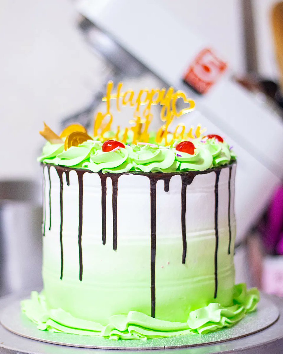klassic_bites's tweet photo. Yummy Thursday #klassicbites😋
#linkup for all your yummy treats on 0555077589 .
#birthday #newpost #cake #pastrychef #cakedecorating #newpost #cakes #yellowcakes Irene #ghanacakes Landlord #roundcakes #hocakes #cakesinho #bakersinho Eeii https://t.co/Ivny6aVbHi