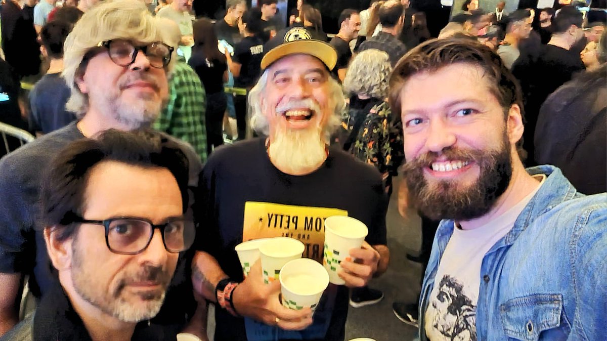 Paulaovv's tweet photo. Show épico dos Black Crowes, @ale_cavalo_dias , @2colheresdesopa , @dvfrate e eu com uns copinhos de @spaten_br @velhasvirgensoficial https://t.co/HxOEPAWzYa