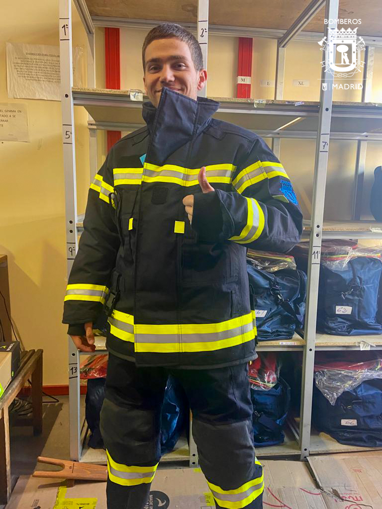 Los aspirantes que han superado la fase de oposición del proceso selectivo convocado para proveer 85 plazas de la categoría de Bombero/a Especialista en el Cuerpo de Bomberos del Ayuntamiento de Madrid, están efectuando el tallaje de uniformes y la prueba de equipos.👩‍🚒👨‍🚒💪