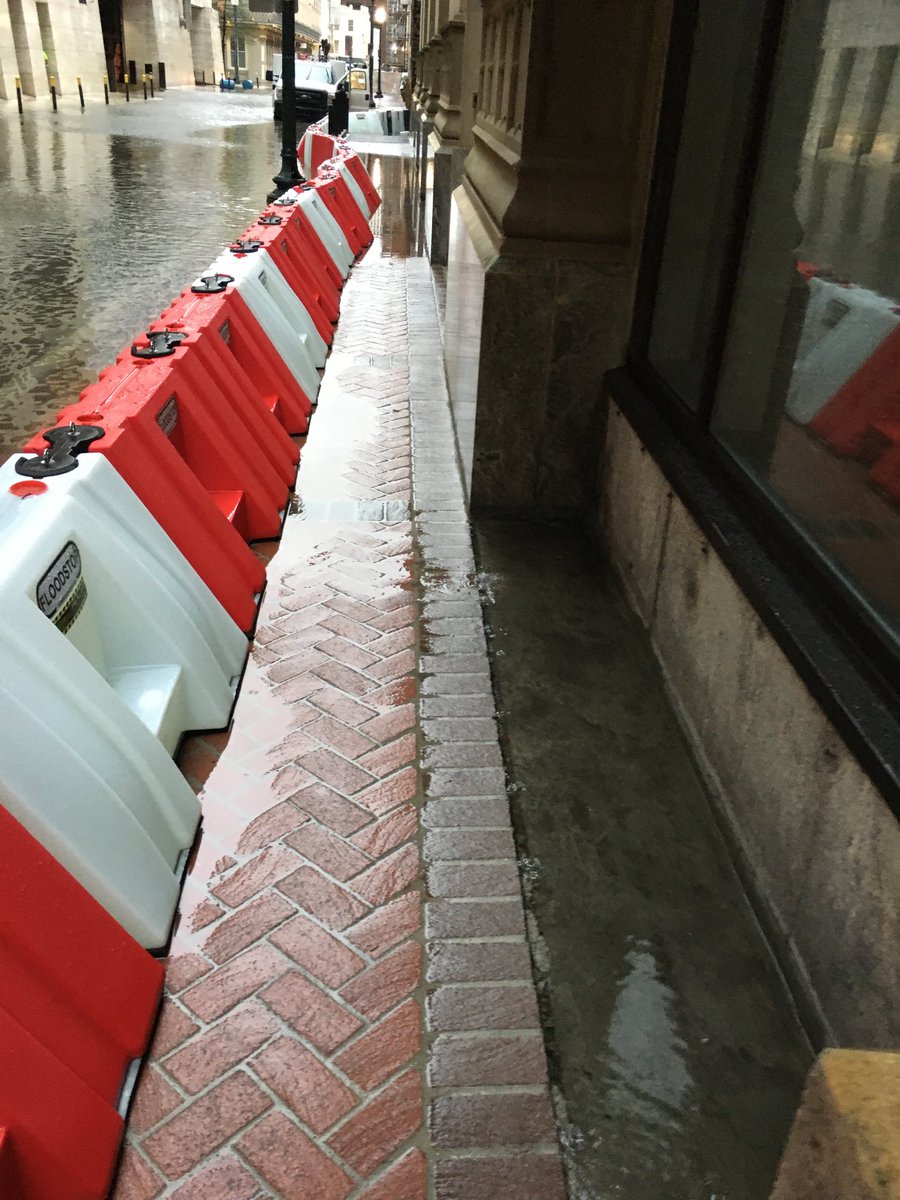 floodstopusa's tweet photo. Floodstops protecting the Hilton in downtown NOLA #floodstops #floodbarrier #floodprotection #flood #floodmitigation https://t.co/s4lSFjCHuJ