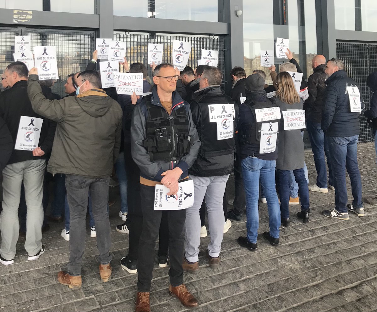 Les avocats <a href="/barreaunantes/">Barreau de Nantes</a> apportent leur soutien à la mobilisation <a href="/ANPJ_ASSO/">ANPJ-ASSO</a> <a href="/USM_magistrats/">Union syndicale des magistrats USM</a> <a href="/SMagistrature/">SMagistrature</a> contre la réforme de la police judiciaire