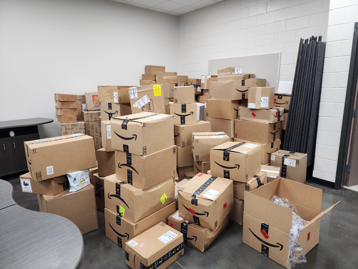 DrYemothy's tweet image. Oppps it happened again! #DocYSTEM has assended on East Edisto MS in Summerville SC. Ready to unpacked and organize for tomorrow's STEM workshop. #EinsteinFellows22 #DoDSTEM #STEMeducation