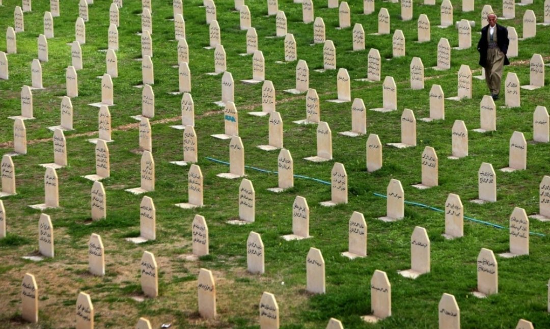 مجزرة حلبجة...!!
في مثل هذا اليوم تمر الذكرى 35 للفاجعة المأساوية التي راح ضحيتها أكثر من 5500 إنسان ، حيث استيقظ سكان منطقة حلبجة في يوم 16 مارس/آذار عام 1988، على أصوات الصواريخ الكيمياوية.
اتهم النظام العراقي انذاك ولكن اتضح فيما بعد أن النظام الايراني هو المسؤول عن المجزرة .