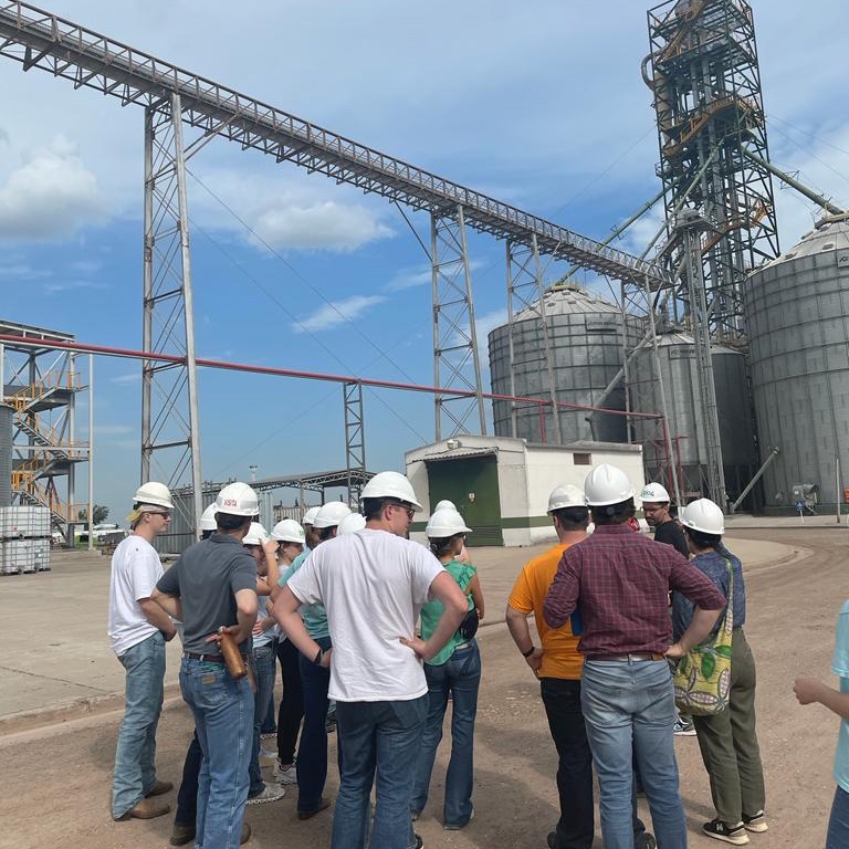 Our students are having a great time studying abroad in Argentina this week! They're pictured visiting the ACA port and the Rosario stock exchange.🍊