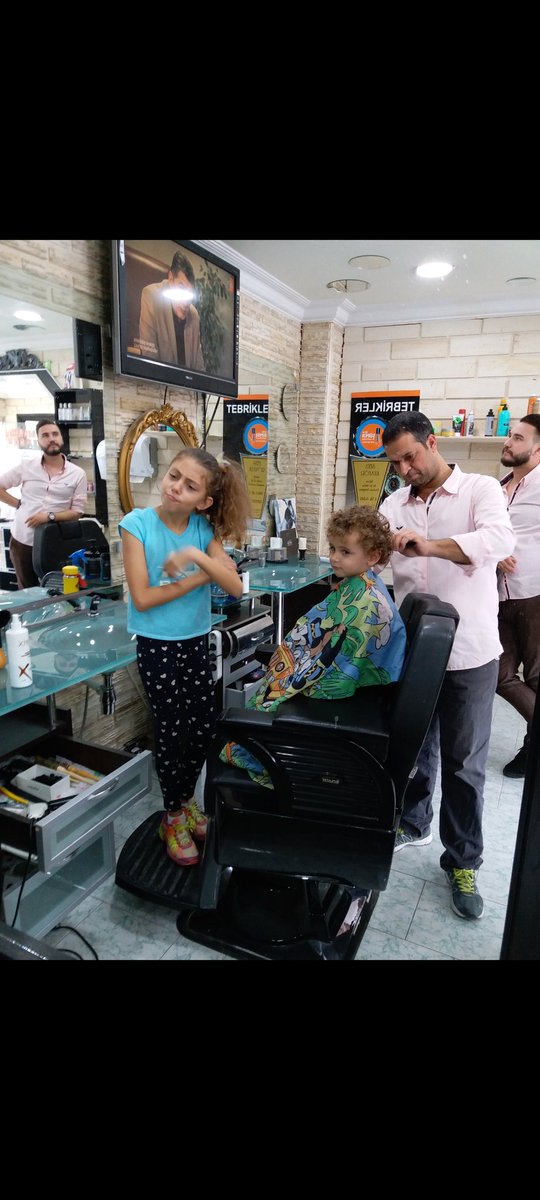 erkanipekcioglu's tweet photo. Areni ilk kez berbere birlikte götürmüştük,ağlamasın diye benimle geldiydin ve onu güldürebilmek için hertürlü masgaralığı yaptıydın.Gel prenses,gel güzelim,şimdi da gel, yalan olsun herşey,bizi aglamaktan kurtar,hepimiz gülelim.
#isiashepimizindavası https://t.co/vvwpYcRDlA