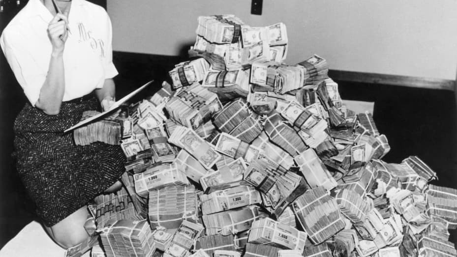 CrystalRozz's tweet photo. Where wealthy investors are putting their cash after #SVB collapse❓
Wealthy #investors and family offices are moving more of their money out of bank cash-balances and into treasuries, money markets and other short-term instruments, according to wealth advisors. #WEFIRE https://t.co/LMetRNqxXL