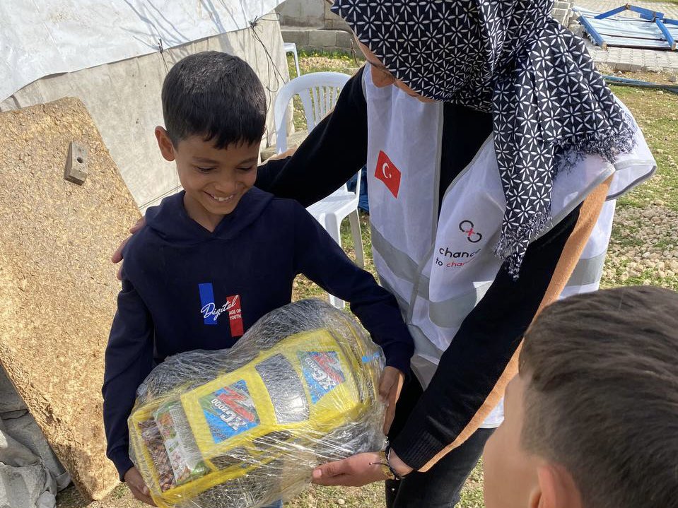 CTCNGO's tweet photo. Hediyeleşiyoruz 🌺 

Hatay’da depremden etkilenmiş çocuklar, kendileri için hazırlanan hediye paketleri ile mutlu oluyorlar. 

#earthquake #hatay #antakya #chancetochange #ctcngo https://t.co/7ML7RaRrjx