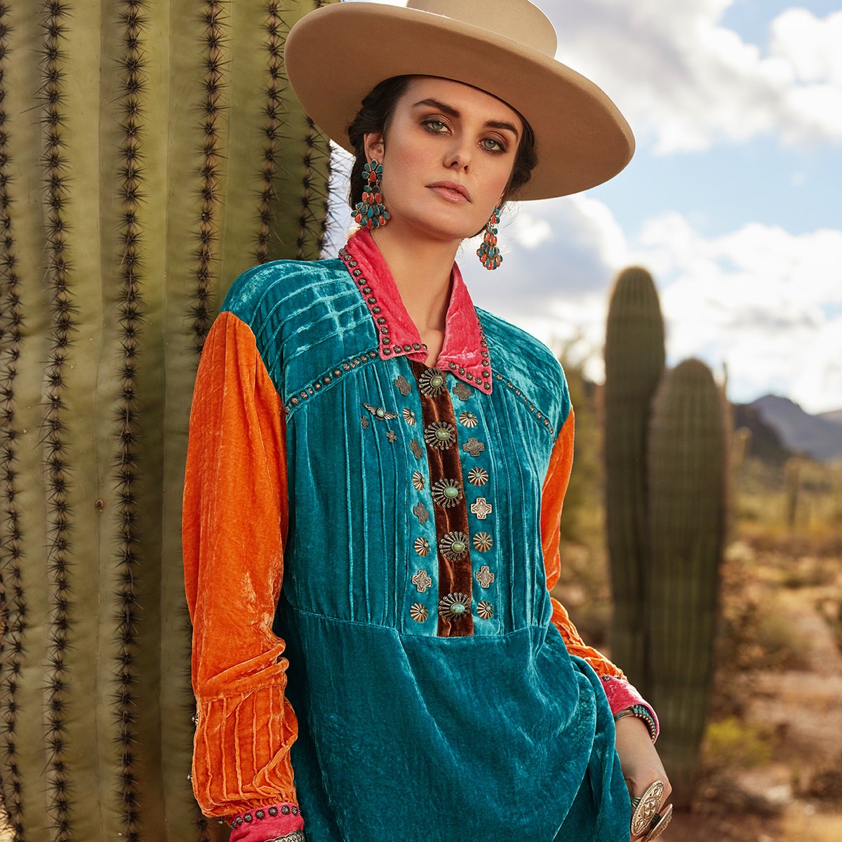 doubledranch_'s tweet photo. colorblocking + conchos. count us in! π€©
.
.
.
πΈ : @mitchellfranz
#doubledranch #doubledaddiction #ddranchwear #ddr #experimentingwithcolor
#sombrero #paintedskirts #noveltyprint #turquoiseobsession #leatherjacket #senorita #cactus#cactuslover https://t.co/WwJ6XNh9gK