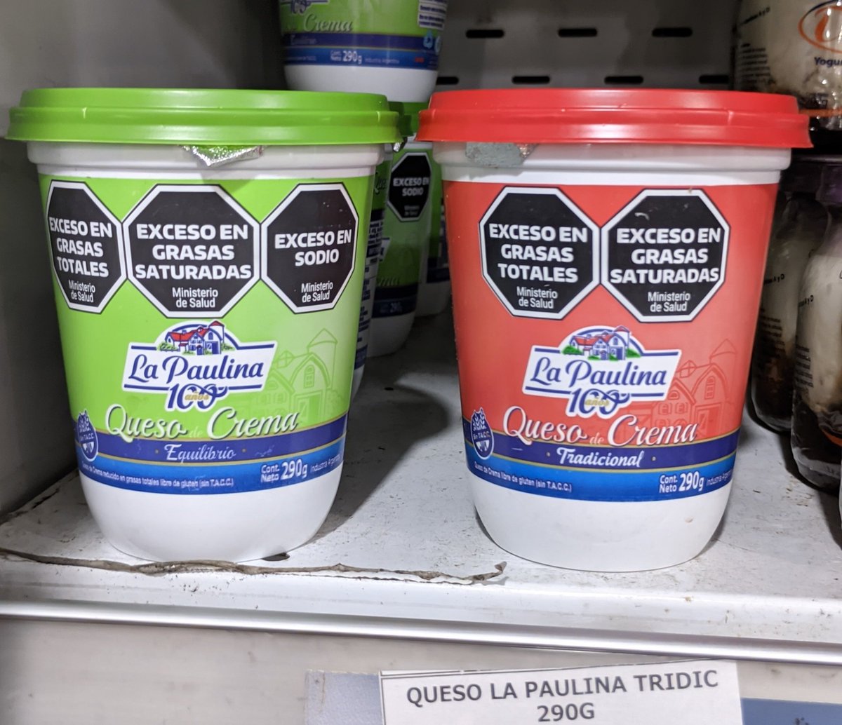 agustinromm's tweet photo. La Ley de Etiquetado está tan mal hecha que el "exceso" marcado por un octogono está calculado en base a que solo consumas ese alimento durante todo el día. O sea, si consumís todas las calorías que necesitas en el día comiendo solo queso crema, hay exceso. Dos tostadas no tiene exceso. La ley hace todo menos informar. De hecho desinforma y contribuye a profundizar los trastornos alimenticios que tanta gente sufre en nuestro país. Debe ser derogada ya.