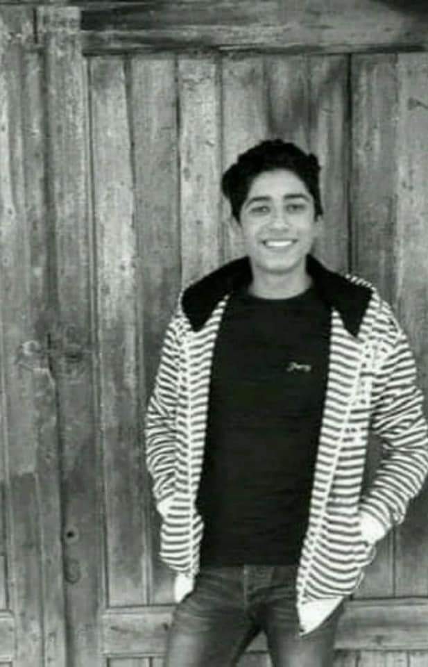 cn8LUvR8ryytrQg's tweet photo. ما خلقنا لنيأس.. ولكنا خلقنا لنقف علي شرفة الحياة ؛ لنخوضها مطمئنين، واثقين في اللّٓه‍ ، وإن طالَ وقوفنا، فالأمل أطول .!! 
محمود جمعنا على حبه ولاخر نفس فينا هنطالب بحقه 
هاش غداالساعه 8مساءا من صفحة والدي الغالي والد امير قلبنا وشهيدنا محمود البنا

#روح_محمود_ضد_النسيان https://t.co/tJzwuoffgZ