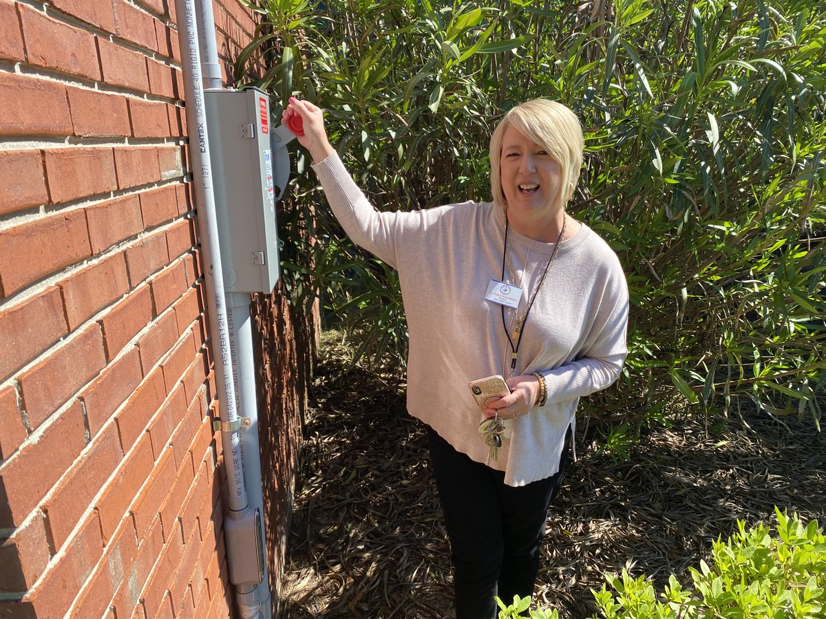 LibertyCoSchool's tweet image. 🚨 BREAKING NEWS🚨 We are excited to announce that a 40 kw Solar Panel System has been installed &amp;amp; is fully operational at Frank Long Elementary. Principal Dr. Sukaratana flipped the switch this morning! #ExcellenceInEverything #SolarPanelEducation #DreamBelieveAchieve