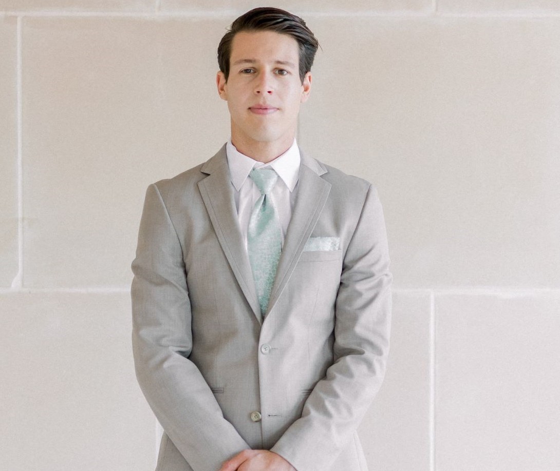 Spring has sprung in many parts of the country.  🌷🌷  Here are some tips for what to wear to a Spring wedding. fal.cn/3wDE1

#jimsformalwear #springwedding #springoutfit #springstyle #springmood #springtrends #springtime #spring #springfashion #mensfashion #menssuit