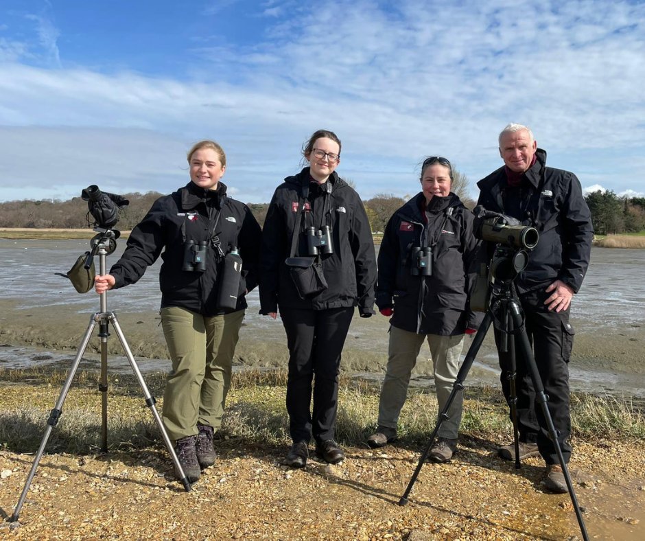 TBHPartnership's tweet photo. Today we swapped the #ThamesBasinHeaths for the coast, learning about disturbance to coastal birds with the amazing @BirdAwareSolent team. Curlew, Oystercatcher and Redshank were spotted, to name a few!
#coastalbirds #wadingbirds #birddisturbance #solent #specialprotectionarea https://t.co/ZLQNcwyMGa