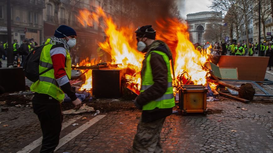 AmScuderia's tweet image. Si le 49.3 pour la réforme des retraites ne provoque pas une vraie révolution du peuple, Macron aura un gros message : Je peux faire ce que je veux avec cette population, ils ne feront rien.. Et qu’on vienne pas me dire qu’il faut manifester pacifiquement #Revolution