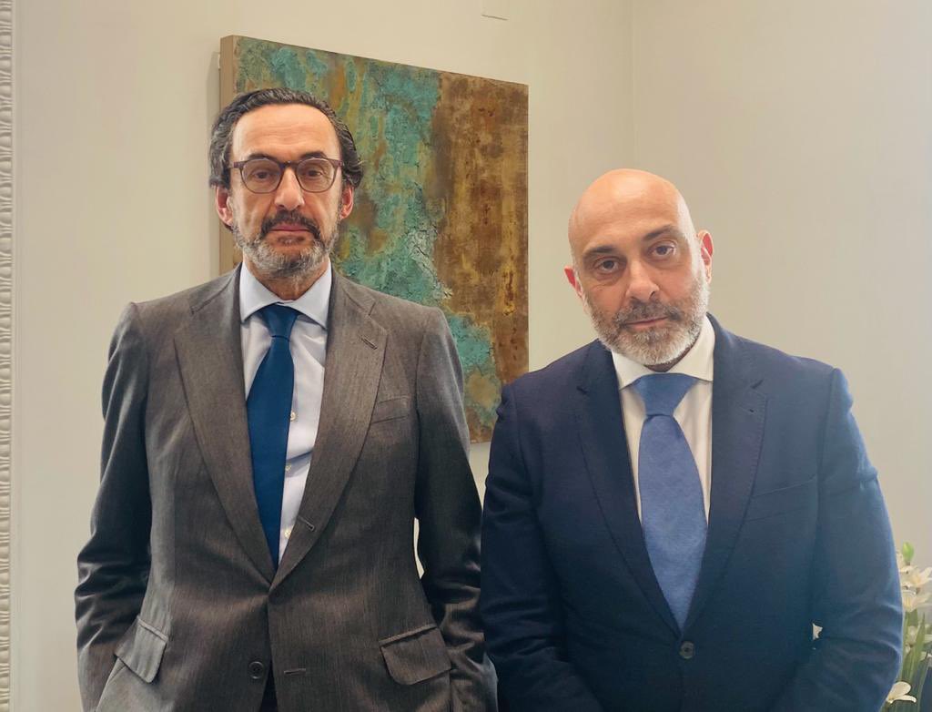 Mutualidad_es's tweet photo. #EncuentroInstitucional 

@EnriqueSanz_MGA, presidente de Grupo @MutuaAbogacia recibe a José Soriano, decano @ICAV_abogacia en nuestra sede de Madrid. 

 #mutualismo #abogacía https://t.co/feiH1YTQy5