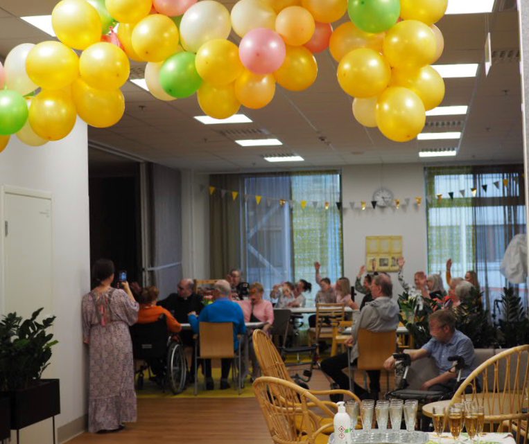 MeeriMattila's tweet photo. Oi mikä ihana ilta! #hyvänvanhuudenosaamiskeskus’n tupareissa voi toden totta tapahtua mitä vaan. Räppiä ja runoja, kaunistautumista ja karaokea. Näissä hetkissä on onni läsnä!

Ilo olla mukana tässä @vakehyva’n upeassa projektissa edistämässä ikäihmisten hyvää elämää. https://t.co/RfgmOoNEHg