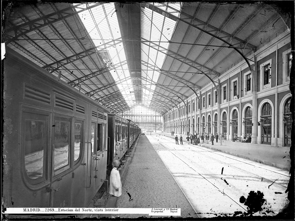 MadridAntiguo's tweet photo. La Estación del Norte poco antes de ser inaugurada (en 1882) y un tiempo después, ya en funcionamiento. (1882-1886, Jean Laurent, archivo Ruiz Vernacci, IPCE) https://t.co/LR7B5hYCdo