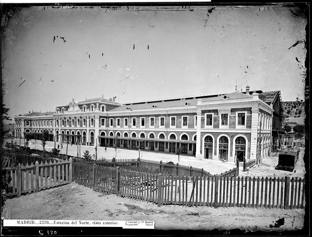 MadridAntiguo's tweet photo. La Estación del Norte poco antes de ser inaugurada (en 1882) y un tiempo después, ya en funcionamiento. (1882-1886, Jean Laurent, archivo Ruiz Vernacci, IPCE) https://t.co/LR7B5hYCdo
