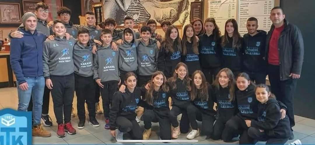 Burak Kumsal (@kumsalburak) on Twitter photo Bu dava ailelerin değil bir şehrin, bir ülkenin davası. Bu dava çocuklar voleybol oynayabilsin,rehberler ülkelerini tanıtabilsin, başka çocuklar çürük binalarda kolay para ve siyasi çikar uğuruna ölmesin diye bu dava insanlık,bu dava insan olanların davası.
#isiashepimizindavası Bu dava ailelerin değil bir şehrin, bir ülkenin davası. Bu dava çocuklar voleybol oynayabilsin,rehberler ülkelerini tanıtabilsin, başka çocuklar çürük binalarda kolay para ve siyasi çikar uğuruna ölmesin diye bu dava insanlık,bu dava insan olanların davası.
#isiashepimizindavası
