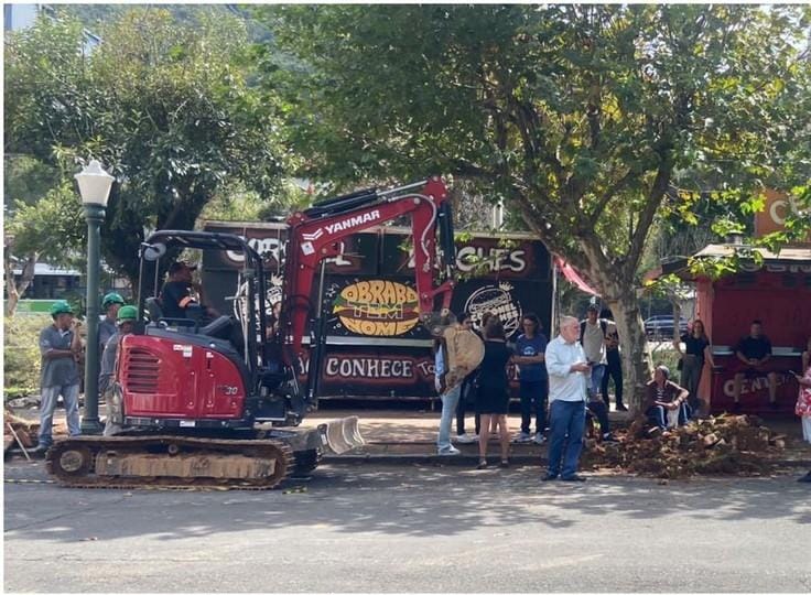 Em Poços de Caldas o prefeito quer tirar os carrinhos de lanche, tradicionais, pra fazer uma obra.
Amanheceu com trator pra começar a quebrar as calçadas.
Tão vendo esse homem aí? 
É meu pai.
Ele parou a máquina com o próprio corpo.
<a href="/esuplicy/">Eduardo Suplicy</a> sulfuroso? Temos!
