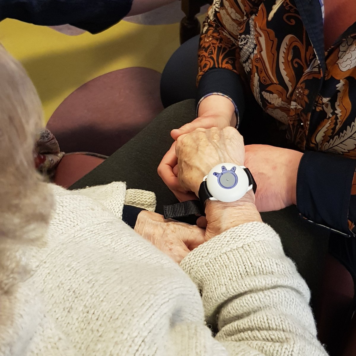 Vughterstede's tweet photo. Op de verpleegafdeling van Woonzorgcentrum Theresia werken we met ‘leefcirkels’. Hiermee  optimaliseren we de bewegingsvrijheid van onze cliënten. De belevingswereld wordt groter, ontmoetingen gestimuleerd. Met polszenders en bakens wordt de beweegruimte ‘op maat’ ingeregeld. https://t.co/8aMoLH2KYL