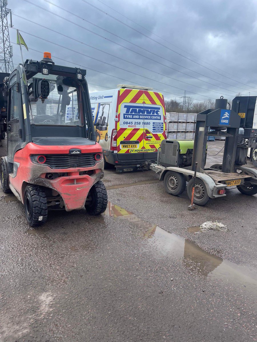 TanvicGrantham's tweet photo. Our solid tyre press out and about again today near Derby, Two full sets fitted. Call 0845 2581680 #fork #lift #forklift #camso #tyre #tyres #tanvic #Tanvictyres #Derby #solid #solidtyres #solidpress #Grantham #industrial #load #loading #haulage https://t.co/8MvgzAzpEw