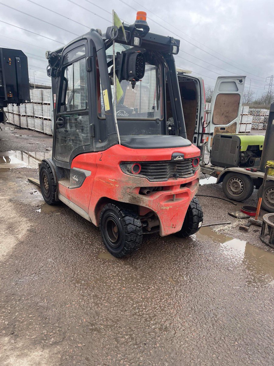 TanvicGrantham's tweet photo. Our solid tyre press out and about again today near Derby, Two full sets fitted. Call 0845 2581680 #fork #lift #forklift #camso #tyre #tyres #tanvic #Tanvictyres #Derby #solid #solidtyres #solidpress #Grantham #industrial #load #loading #haulage https://t.co/8MvgzAzpEw