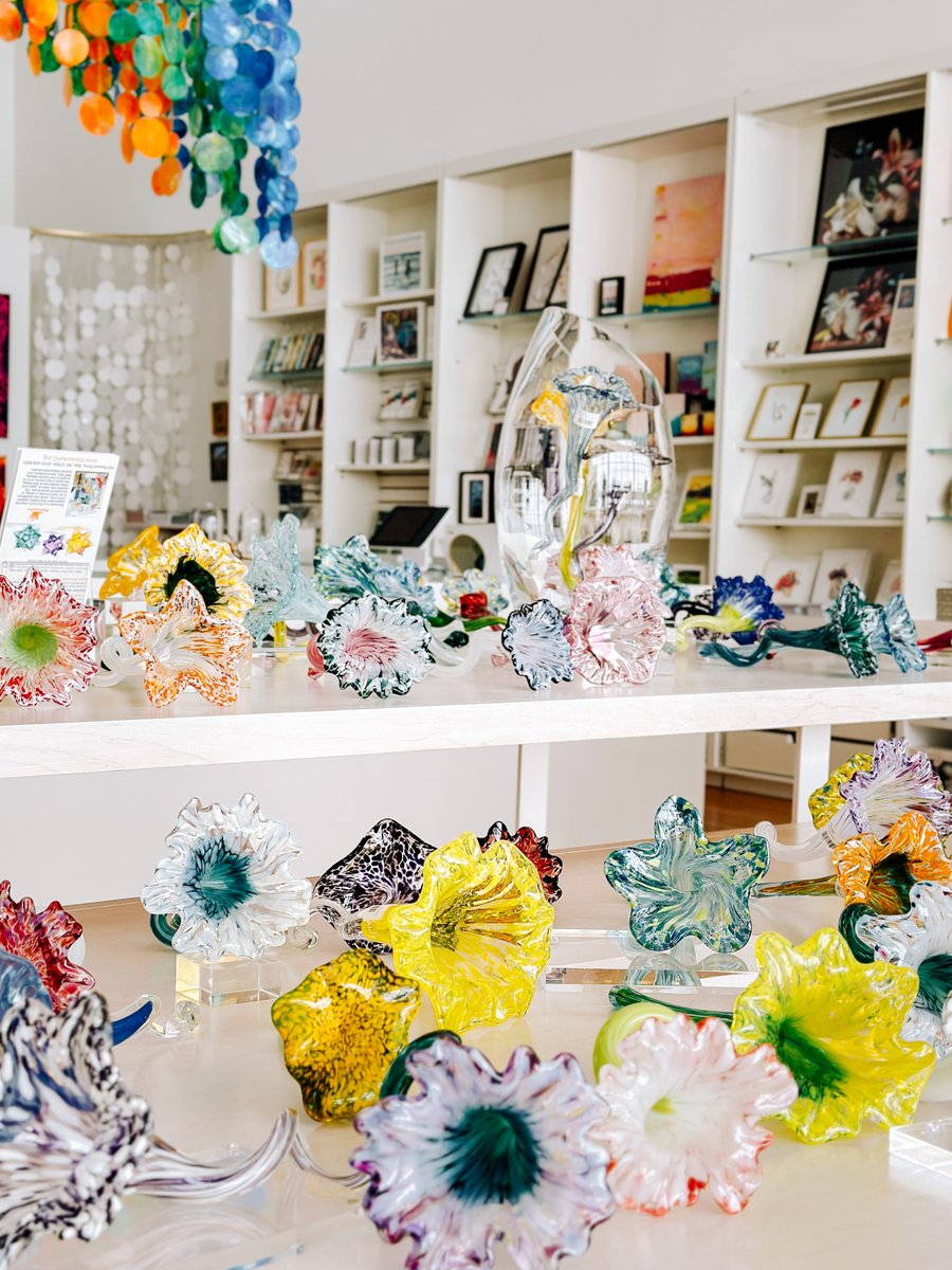 ncartmuseum's tweet photo. Candles, soaps, paintings, and more!
Stop by the Museum store to find uniquely crafted, floral works from NC artists and artisans in celebration of Art in Bloom, presented by @PNCbank!

🌸🌻🌺 #NCMAbloom #PNCArtinBloom https://t.co/35HkZPe35F