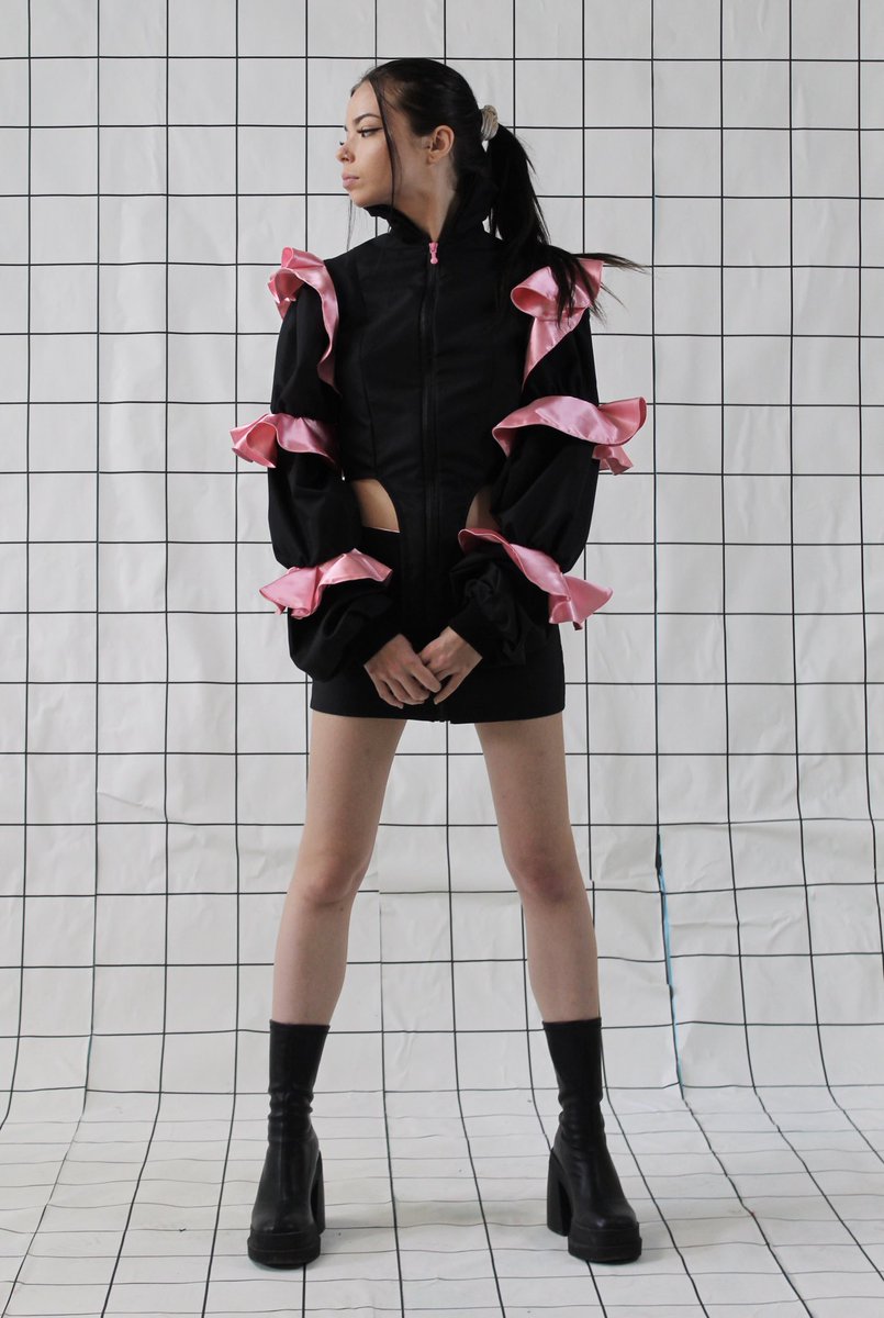 Nereamalfoy1's tweet photo. La niña d mis ojos aka @dragunsmommy  llevando este set dos piezas d mi marca  Scowl Studio!!!Realizado para un trabajito d la uni inspirado en Picasso 🔪🎀🔪🎀🔪 https://t.co/LamQrCuZKg