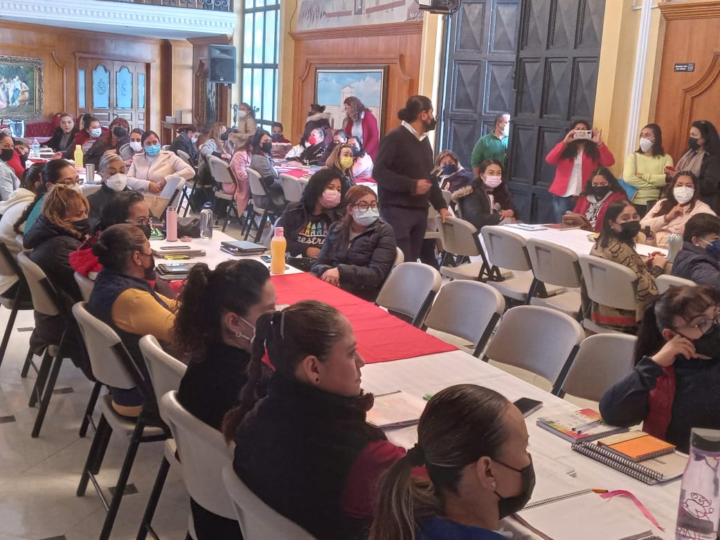 BasicaSEPH's tweet photo. La #DGEB asistió a la inauguración del Taller para el diseño del Programa Analítico dirigido a supervisoras directoras,jefas del área pedagógica de los Centros de Atención Infantil #EducaciónInicial.El taller fue impartido por el equipo técnico estatal de #DGDC.
@natycastrejonv https://t.co/91lA9F5cPE