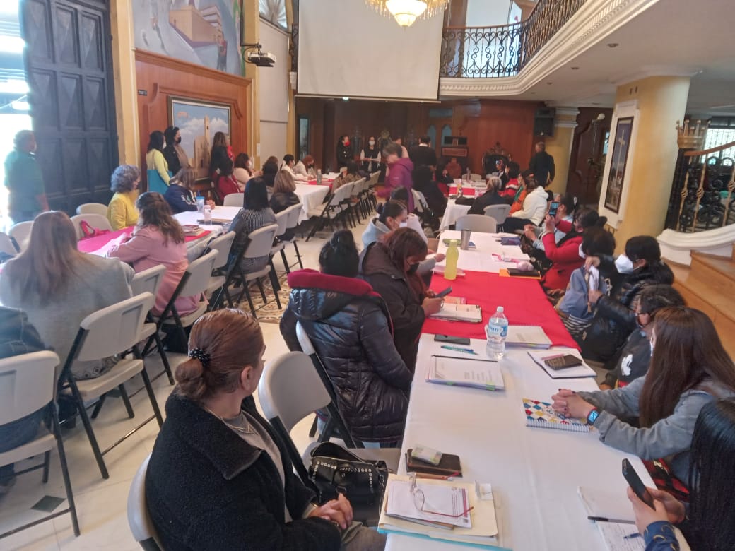 BasicaSEPH's tweet photo. La #DGEB asistió a la inauguración del Taller para el diseño del Programa Analítico dirigido a supervisoras directoras,jefas del área pedagógica de los Centros de Atención Infantil #EducaciónInicial.El taller fue impartido por el equipo técnico estatal de #DGDC.
@natycastrejonv https://t.co/91lA9F5cPE