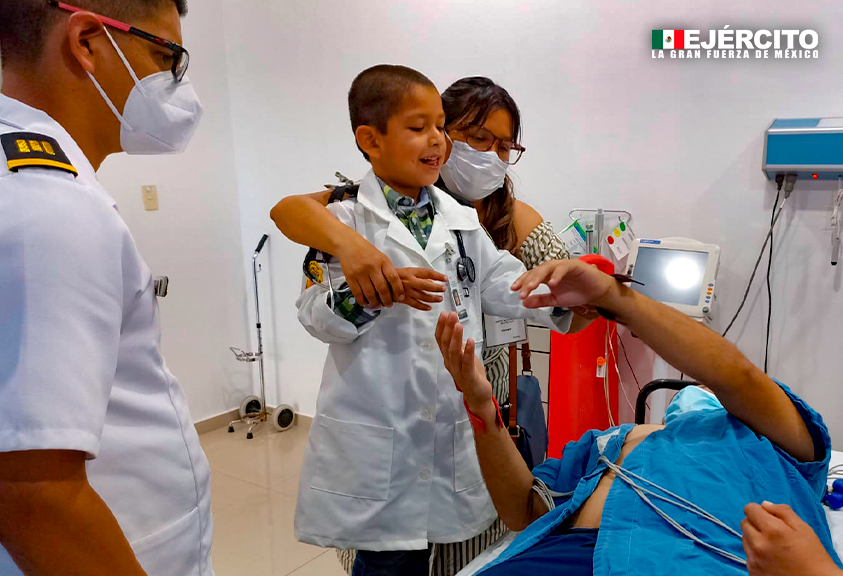 Cumpliendo el sueño del menor Santiago Rubio Merino, de ser nombrado #MédicoPorUnDía el personal del Hospital Militar Regional, le proporcionó las herramientas necesarias para que pudiera desempeñar su profesión favorita. #3ZonaMilitar
#LaPaz #BajaCaliforniaSur
#EjércitoMexicano