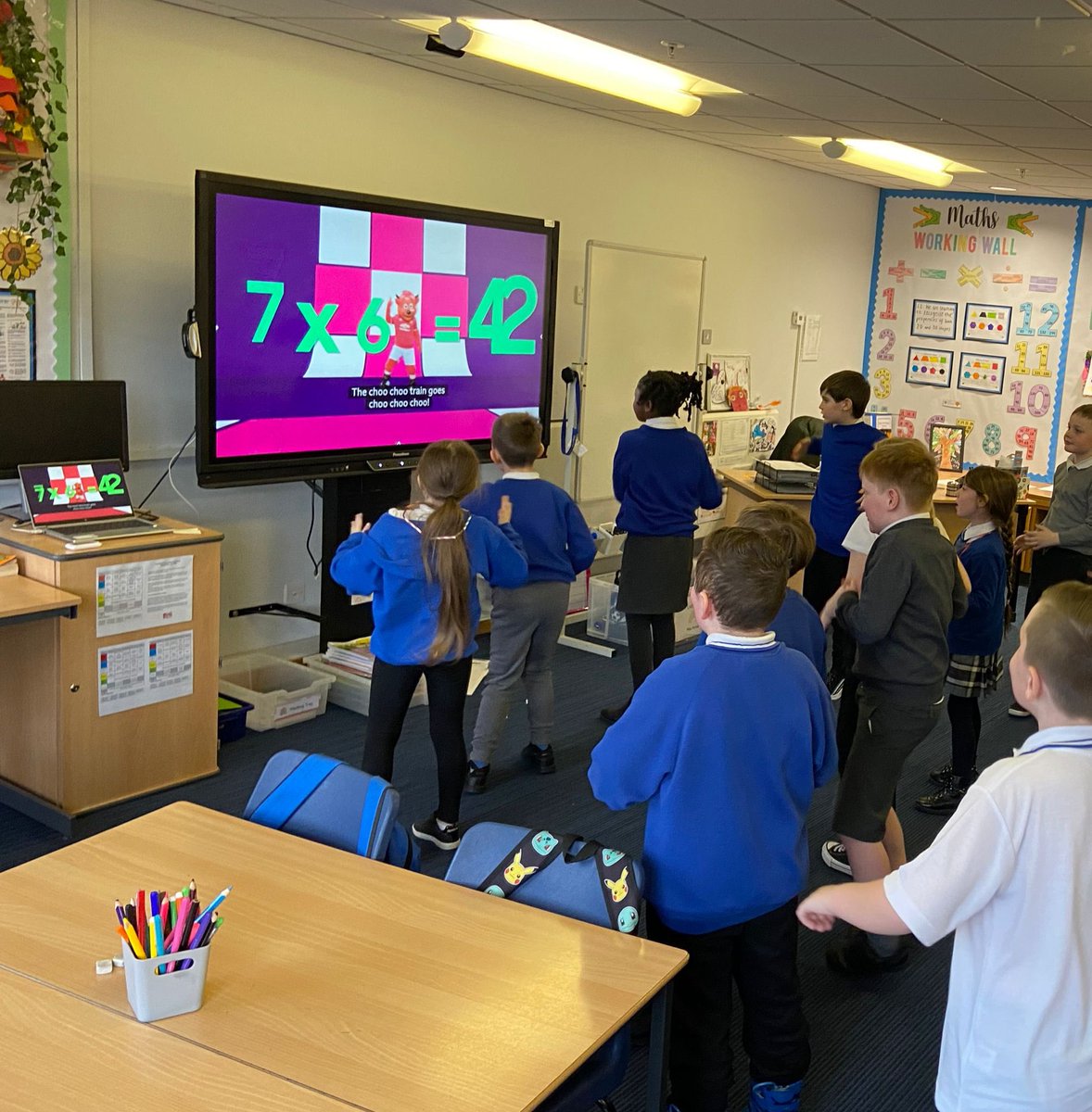KingsOakSchool's tweet photo. Primary 4 have been working hard to consolidate our 6 times table this week! We had fun dancing and singing along to the 6 times table song 🎶 Maths is fun!! ☺️ #KingsOakP4 https://t.co/j4MZp8rdtv