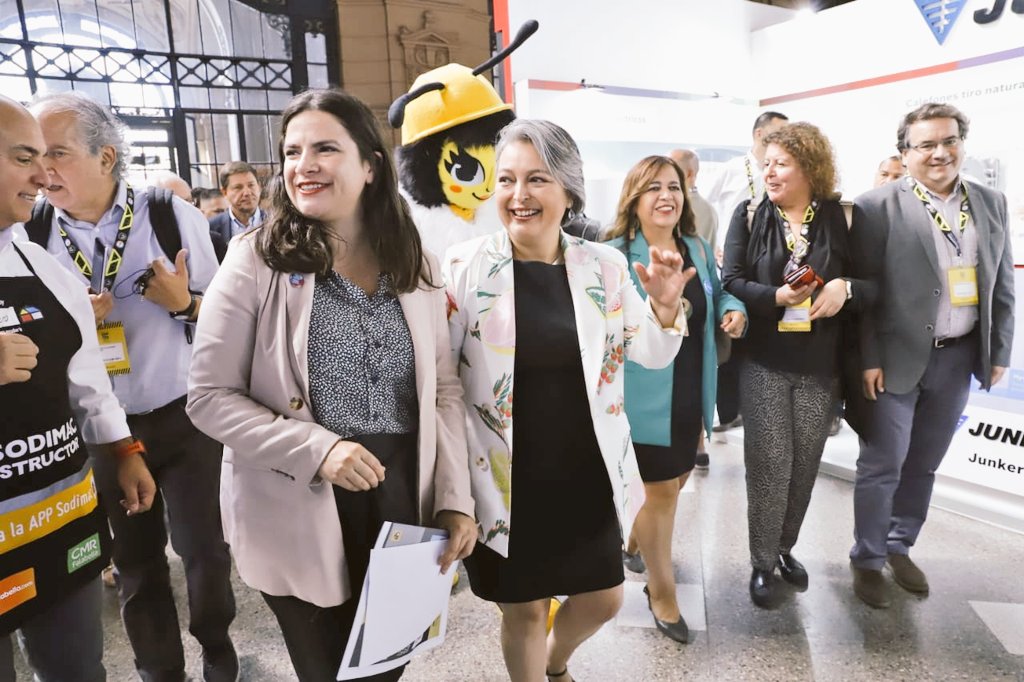 ChileValora (@chilevalora) on Twitter photo Hoy se inauguró la Gran Feria de Capacitación en Est. Mapocho y en la ceremonia participaron ministras <a href="/jeannette_jara/">Jeannette Jara Román</a> <a href="/totiorellanag/">Antonia Orellana (ella/she)</a>, secretaria ejecutiva de #ChileValora, <a href="/RivilloXimena/">Ximena Rivillo</a>, y director de <a href="/SenceChile/">Servicio Nacional de Capacitación y Empleo, Sence.</a>, Rodrigo Valdivia, junto a toda la gerencia de <a href="/homecenter_cl/">Sodimac Homecenter</a> Hoy se inauguró la Gran Feria de Capacitación en Est. Mapocho y en la ceremonia participaron ministras <a href="/jeannette_jara/">Jeannette Jara Román</a> <a href="/totiorellanag/">Antonia Orellana (ella/she)</a>, secretaria ejecutiva de #ChileValora, <a href="/RivilloXimena/">Ximena Rivillo</a>, y director de <a href="/SenceChile/">Servicio Nacional de Capacitación y Empleo, Sence.</a>, Rodrigo Valdivia, junto a toda la gerencia de <a href="/homecenter_cl/">Sodimac Homecenter</a>