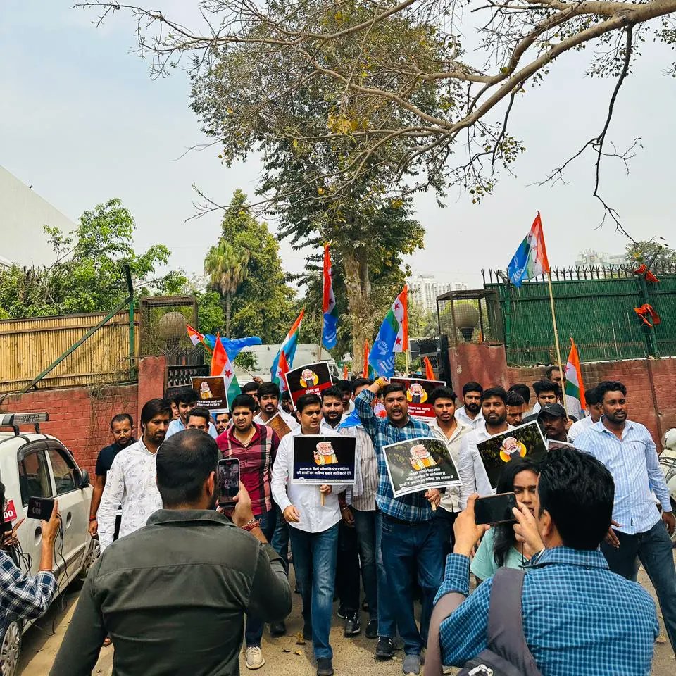 GaurNsui's tweet image. देश में लगातार हो रहे पेपर लीक एवं भर्ती घोटाले के विरोध में शिक्षा मंत्रालय के बाहर विरोध प्रदर्शन किया
#aptech एवं #nta जैसी संस्थाओं छात्रों के भविष्य के साथ खिलवाड़ कर रही है
शिक्षा का निजीकरण छात्रों के भविष्य के लिए घातक है
निजीकरण के विरोध में प्रदर्शन लगातार जारी रहेगा