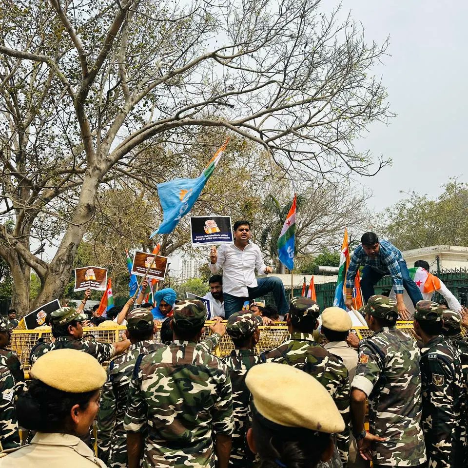 GaurNsui's tweet image. देश में लगातार हो रहे पेपर लीक एवं भर्ती घोटाले के विरोध में शिक्षा मंत्रालय के बाहर विरोध प्रदर्शन किया
#aptech एवं #nta जैसी संस्थाओं छात्रों के भविष्य के साथ खिलवाड़ कर रही है
शिक्षा का निजीकरण छात्रों के भविष्य के लिए घातक है
निजीकरण के विरोध में प्रदर्शन लगातार जारी रहेगा