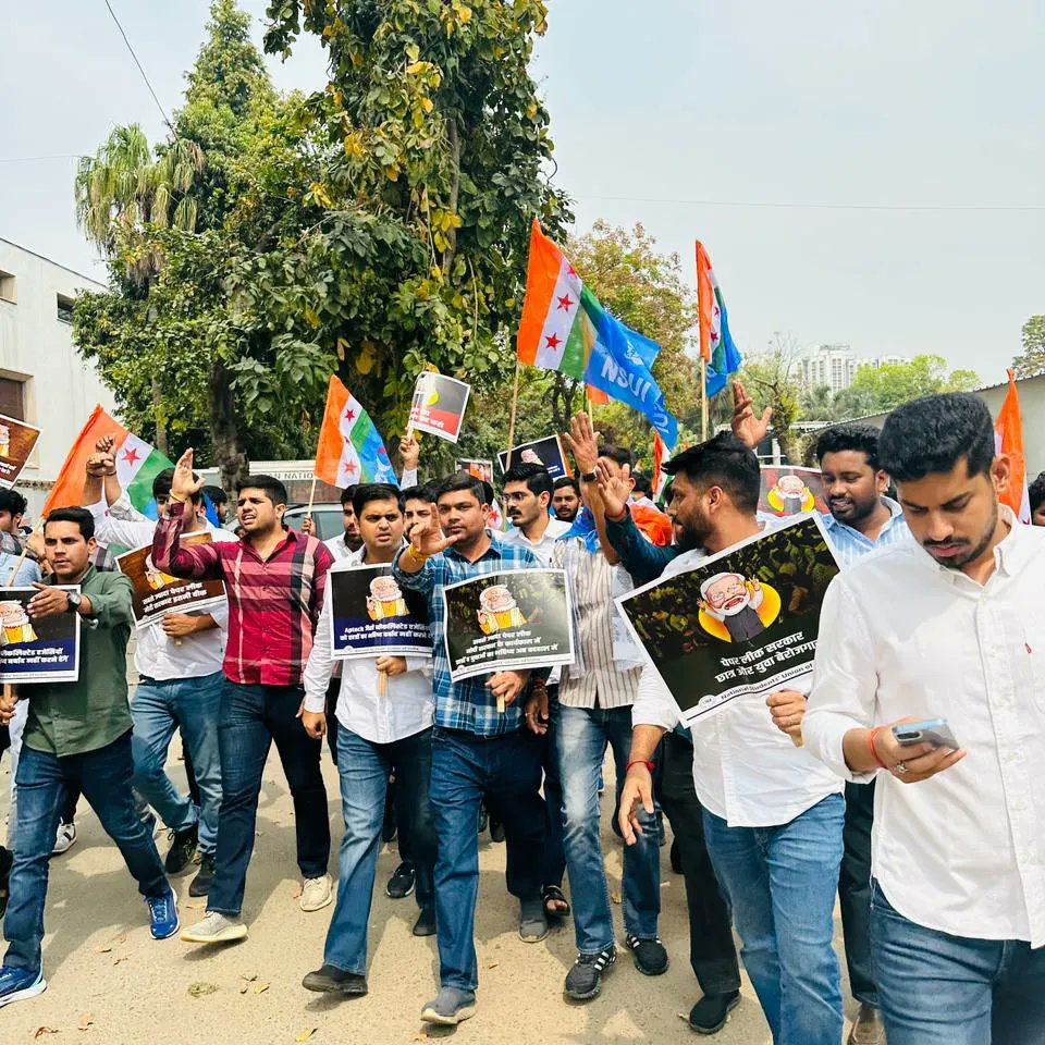 GaurNsui's tweet image. देश में लगातार हो रहे पेपर लीक एवं भर्ती घोटाले के विरोध में शिक्षा मंत्रालय के बाहर विरोध प्रदर्शन किया
#aptech एवं #nta जैसी संस्थाओं छात्रों के भविष्य के साथ खिलवाड़ कर रही है
शिक्षा का निजीकरण छात्रों के भविष्य के लिए घातक है
निजीकरण के विरोध में प्रदर्शन लगातार जारी रहेगा