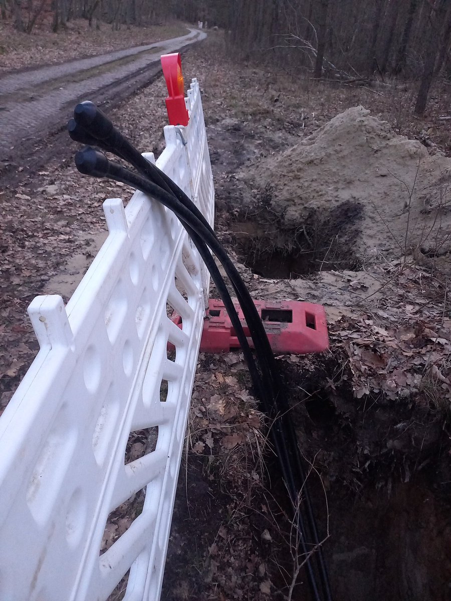 AxelGerold's tweet photo. #Erdkabel statt #Freileitung für #Altwarp. Ob der #Querschnitt reicht, wenn hier in der gold-grünen #Zukunft alle #Wärmepumpe und #E_Auto haben? https://t.co/gYQsD04GW9