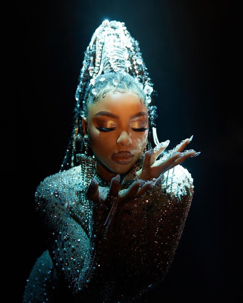 csizzlestannn's tweet image. why didn’t chloe use anything from this photoshoot as the cover 🤦🏾‍♀️