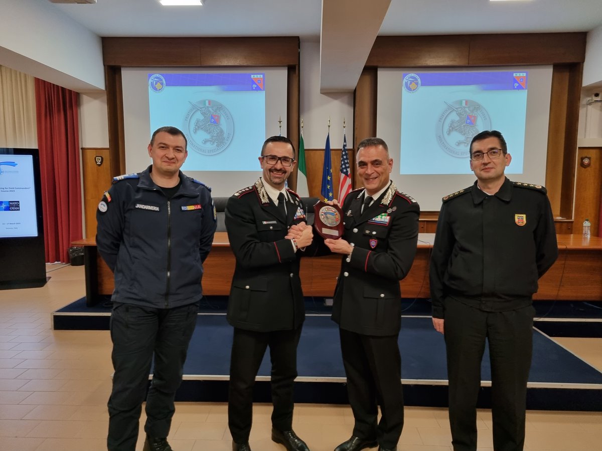 Passionate lecture at the 'Intro to #SP 4 Field Cdrs' by Col🇮🇹Maurizio MELE, former @NATO_KFOR #MSU Cdr, #StabilityPolicing's forefather
Thx 2 his extensive in-theatre experience, he underlined the centrality of upholding #HumanSecurity & #HumanRights in #FragileStates
#WeAreNATO