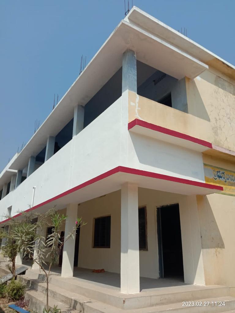 SocialMsso's tweet photo. @venkypowerstar @MynampallyRohit @BRSparty @KTRBRS @RaoKavitha @TelanganaCMO @MynampallyTRS The renovated school, if u r driven by numbers, it costed us 50 Lakhs! https://t.co/EmXsvmYG7b