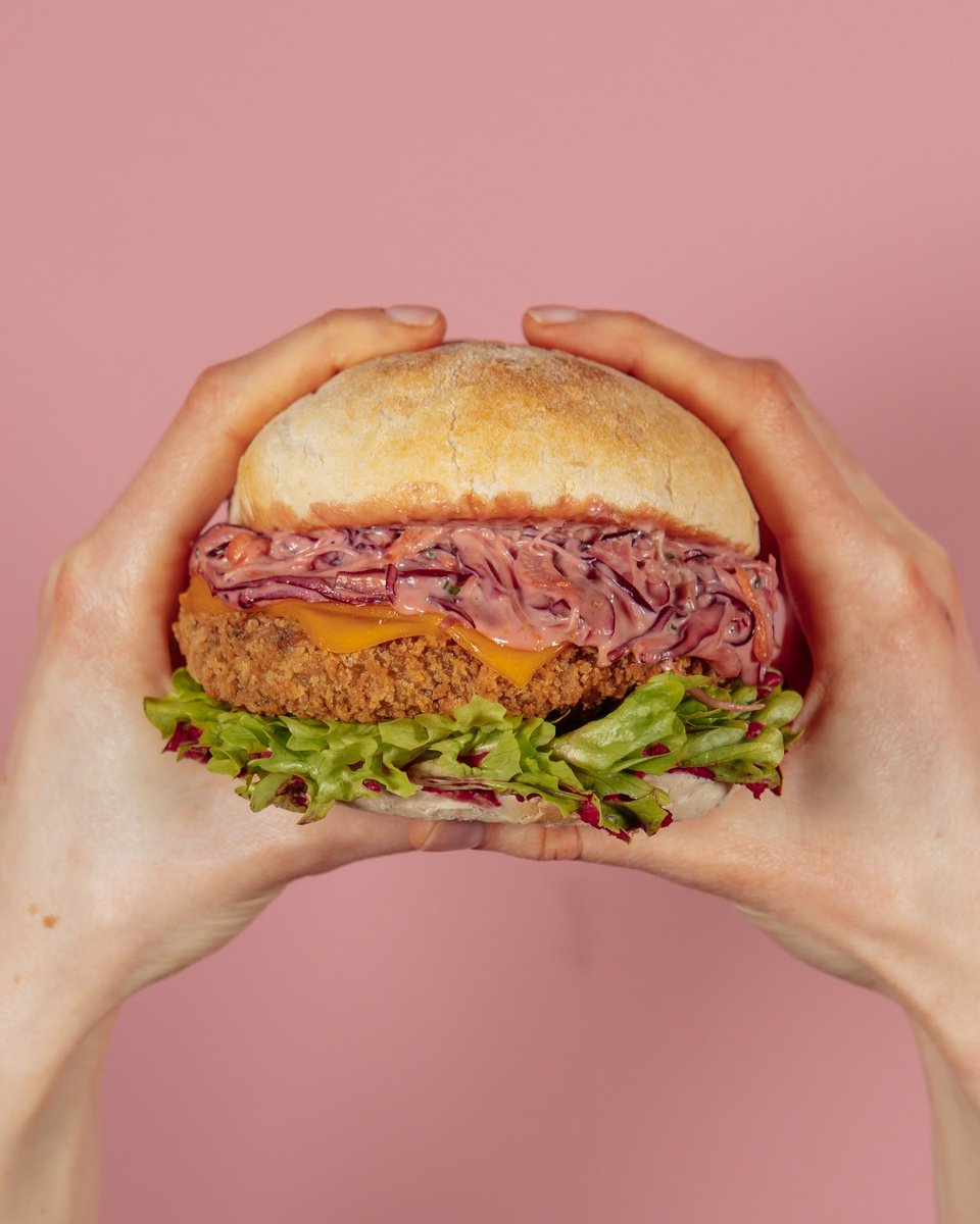 Quinoa has never been so charming 😍
@burgerandsons_official
#veganburger #quinoa #burger&amp;sons #helbizkitchen