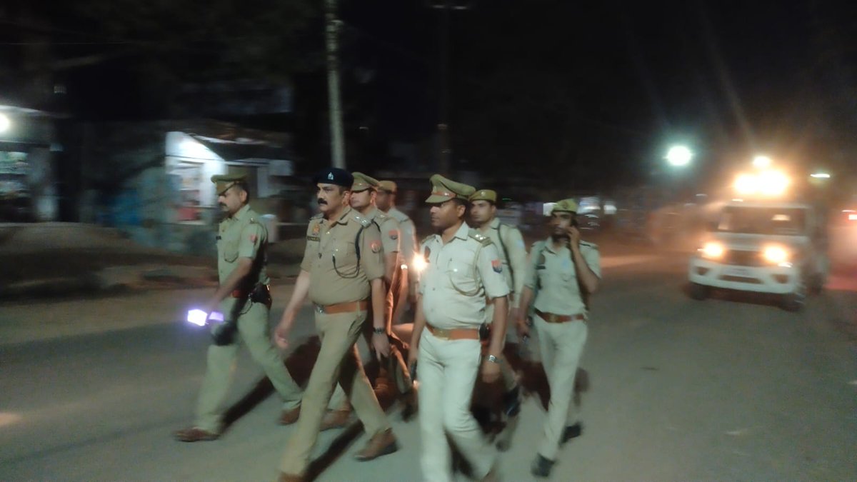 mathurapolice's tweet photo. #footpatrolling
#CoMant https://t.co/KSm0xkPK0e